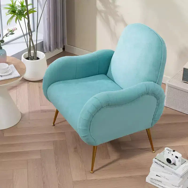 Poltrona moderna con gambe in metallo dorato e seduta imbottita