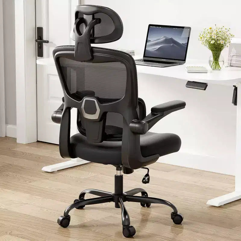 Sedia ergonomica da ufficio con schienale alto, braccioli ribaltabili e supporto lombare regolabile