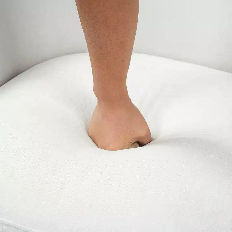 Poltrona a botte girevole moderna con struttura in legno e gambe in metallo