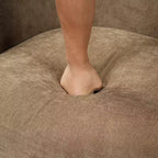 Poltrona a botte girevole moderna con struttura in legno e gambe in metallo