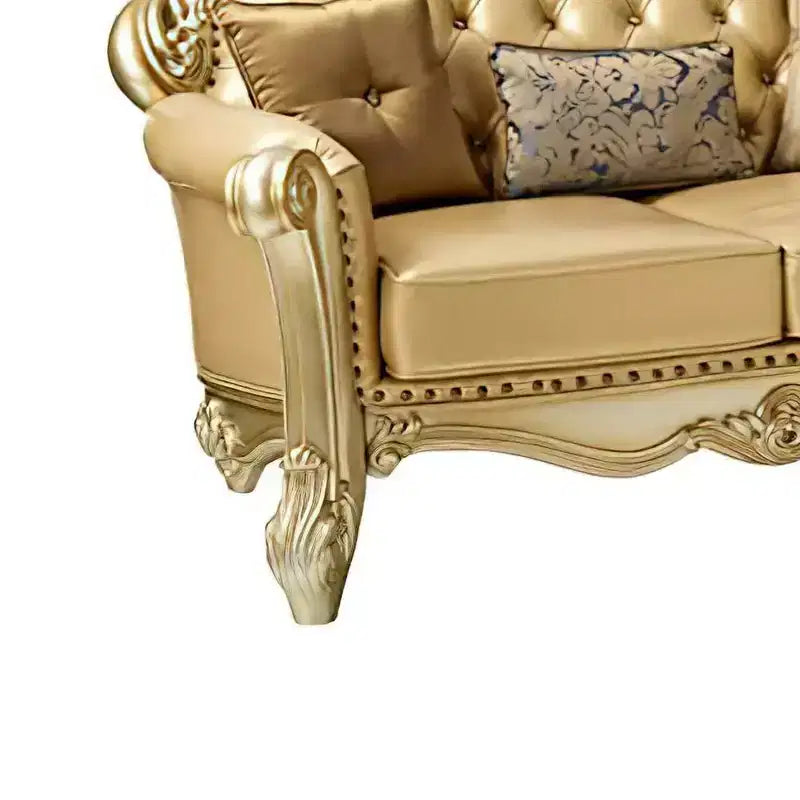 Divanetto in similpelle trapuntato con finitura color oro e borchie