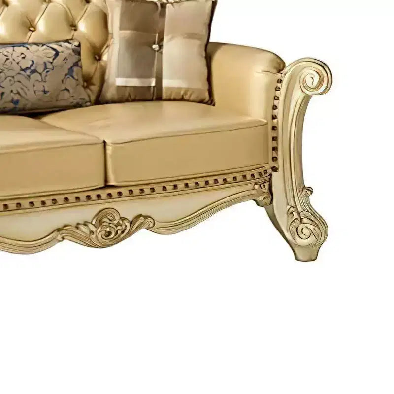 Divanetto in similpelle trapuntato con finitura color oro e borchie