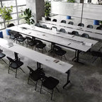 Tavolo da formazione ribaltabile a incastro per impieghi gravosi con gambe a T e pannello di modestia