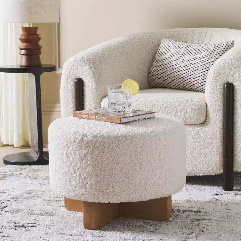 Pouf rotondo in finto montone con base in legno di caucciù